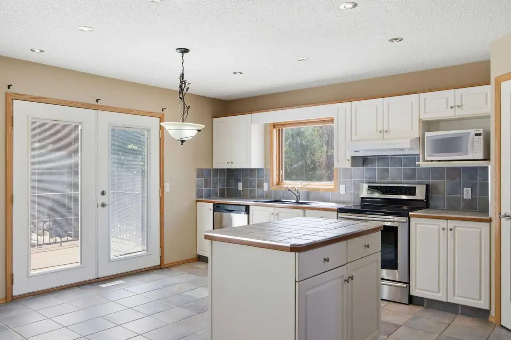 144 Douglas Ridge Close SE Calgary AB T2Z 2P6