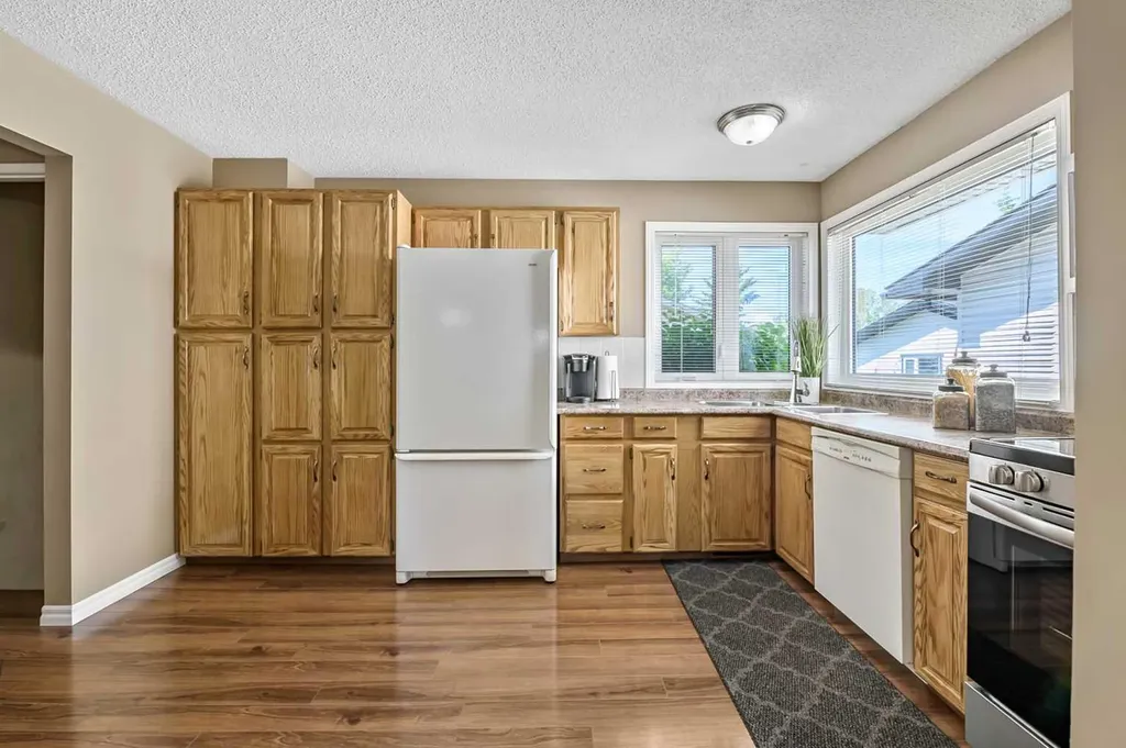 165 Thorson Crescent Okotoks AB T1S 1E1