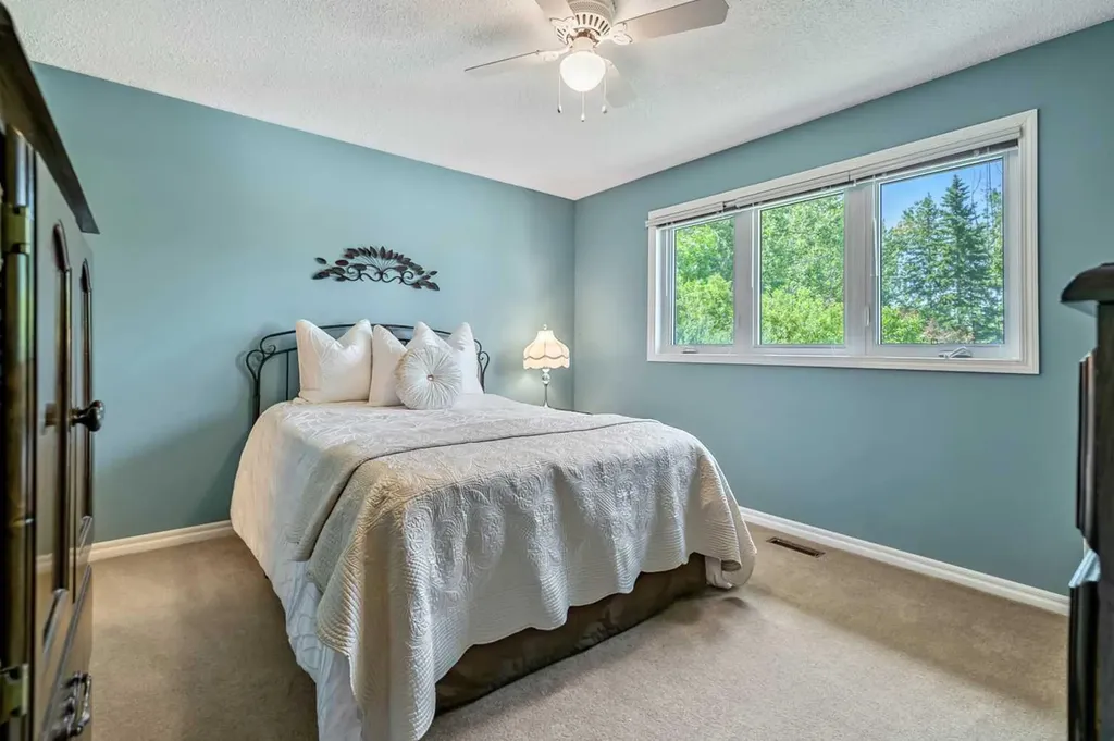 165 Thorson Crescent Okotoks AB T1S 1E1