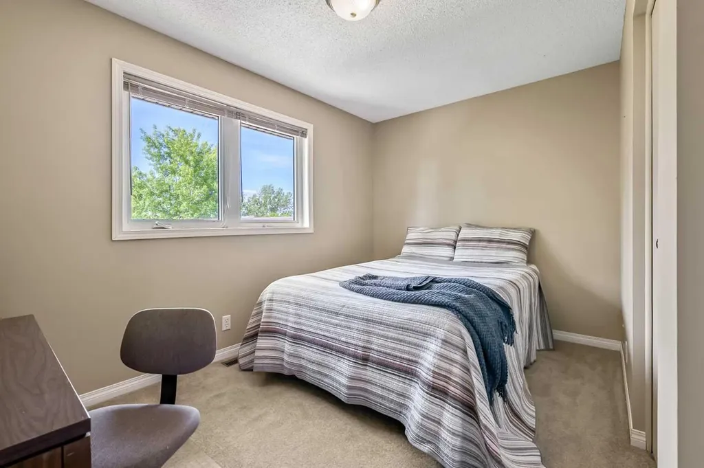 165 Thorson Crescent Okotoks AB T1S 1E1