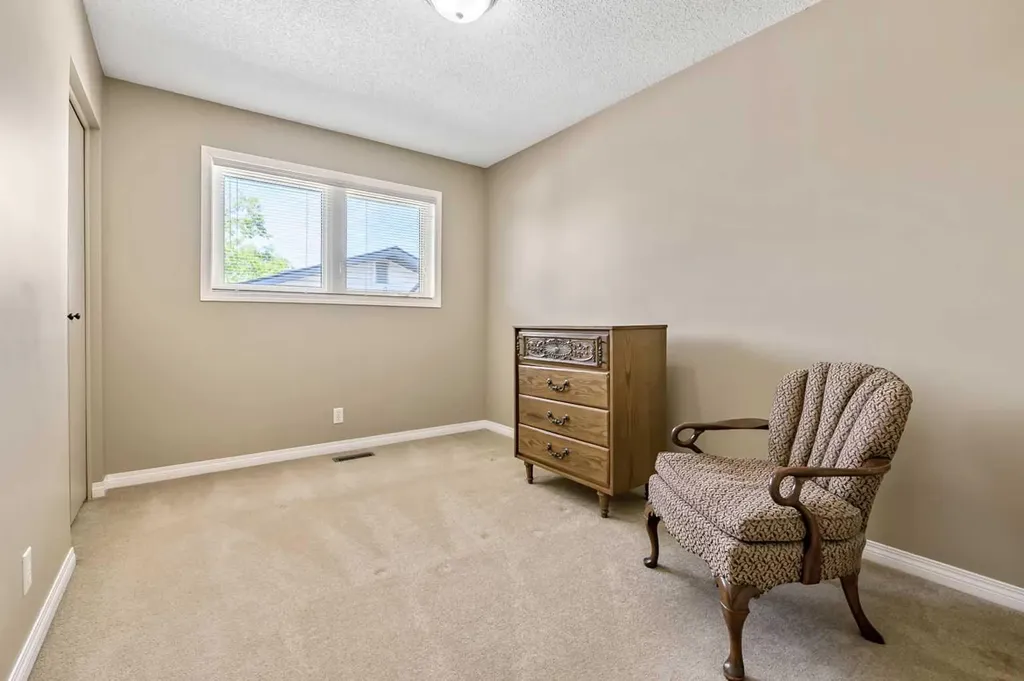 165 Thorson Crescent Okotoks AB T1S 1E1