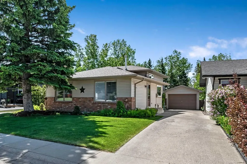 165 Thorson Crescent Okotoks AB T1S 1E1