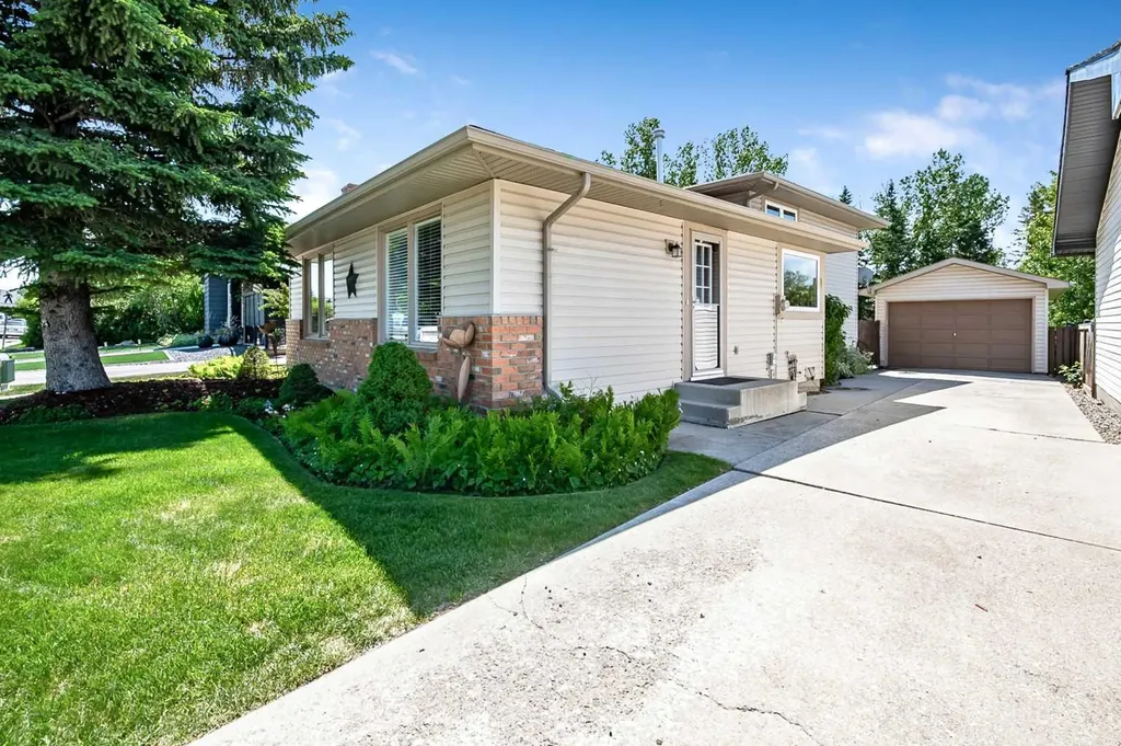 165 Thorson Crescent Okotoks AB T1S 1E1