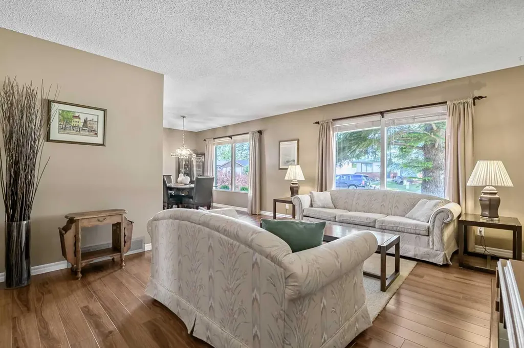 165 Thorson Crescent Okotoks AB T1S 1E1