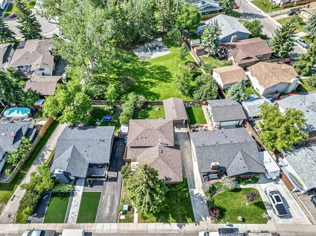 165 Thorson Crescent Okotoks AB T1S 1E1