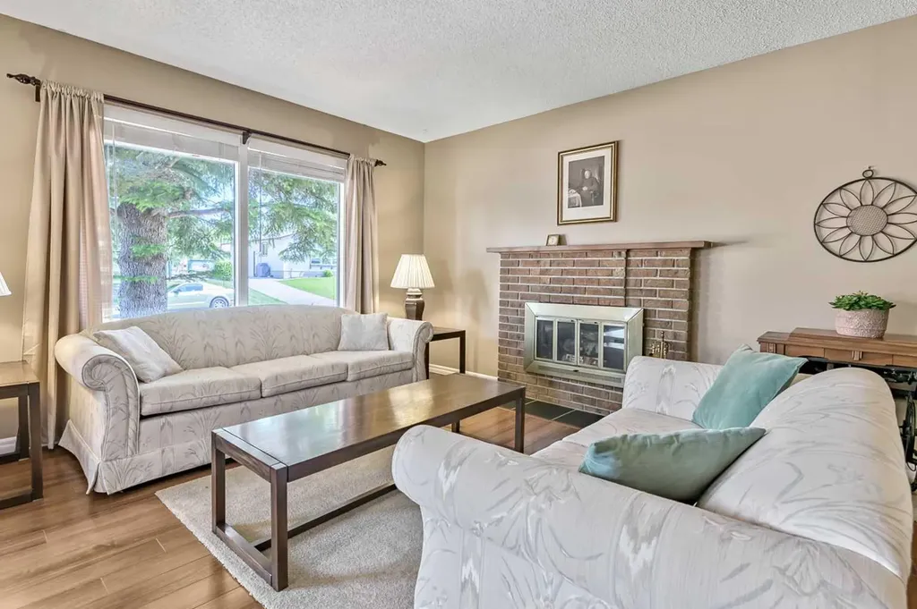 165 Thorson Crescent Okotoks AB T1S 1E1