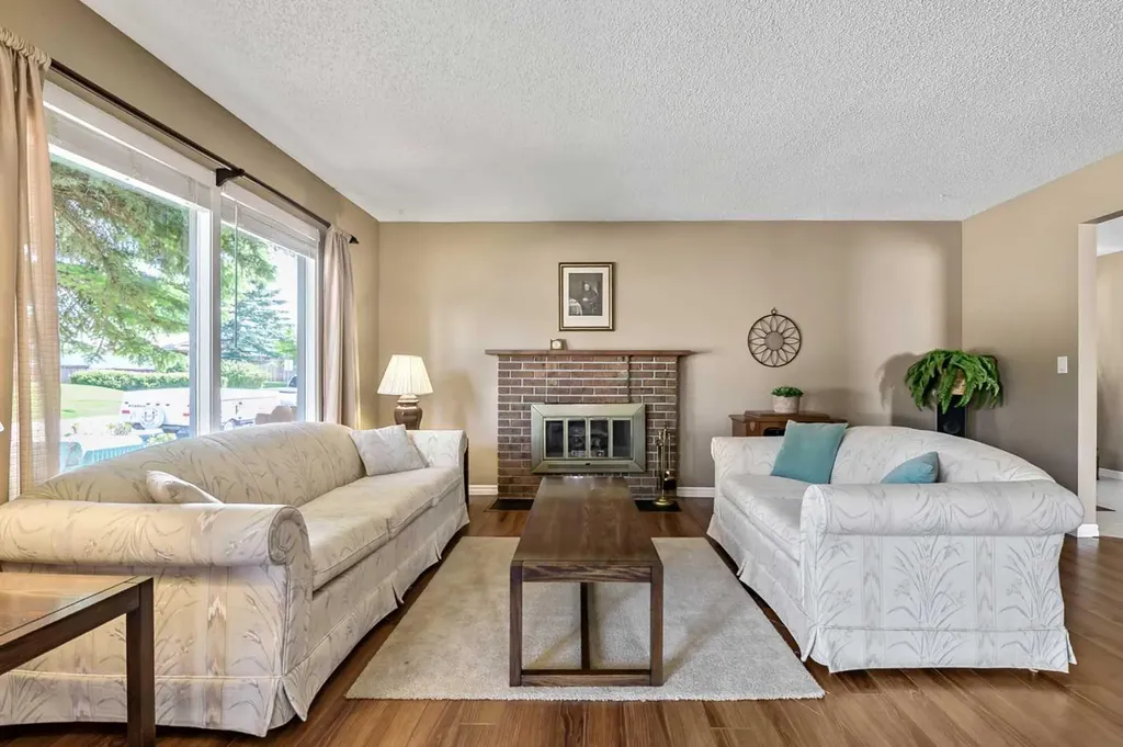 165 Thorson Crescent Okotoks AB T1S 1E1