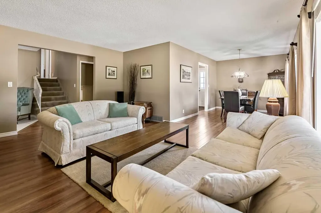 165 Thorson Crescent Okotoks AB T1S 1E1