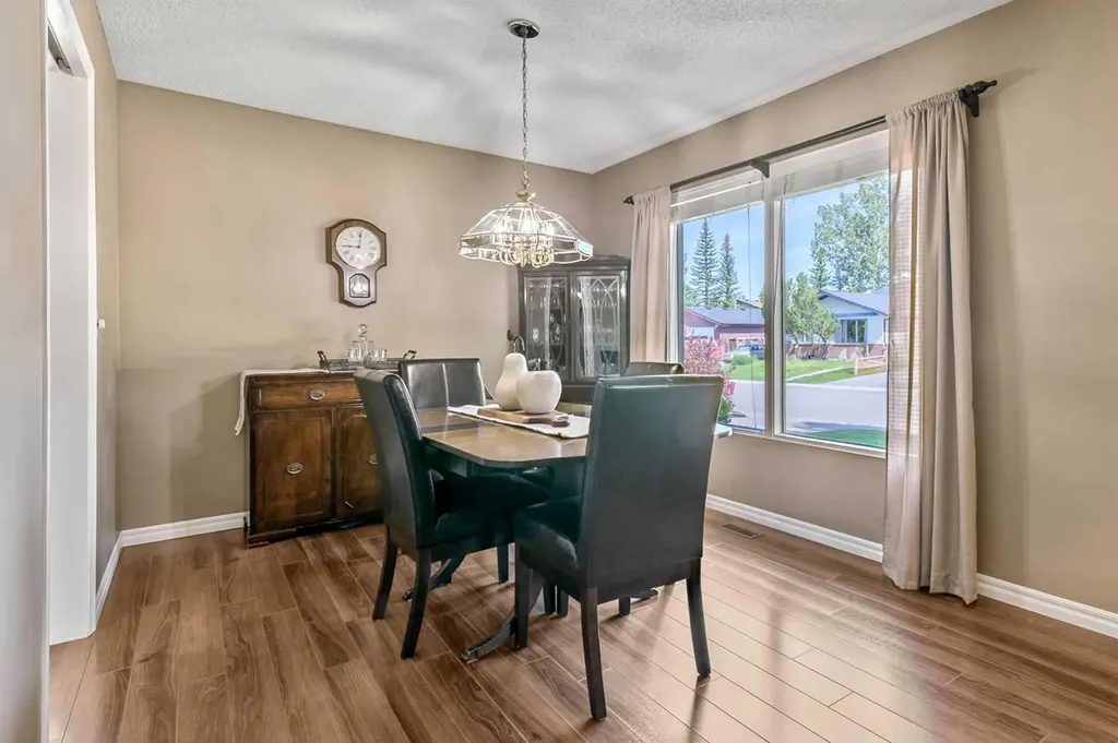165 Thorson Crescent Okotoks AB T1S 1E1