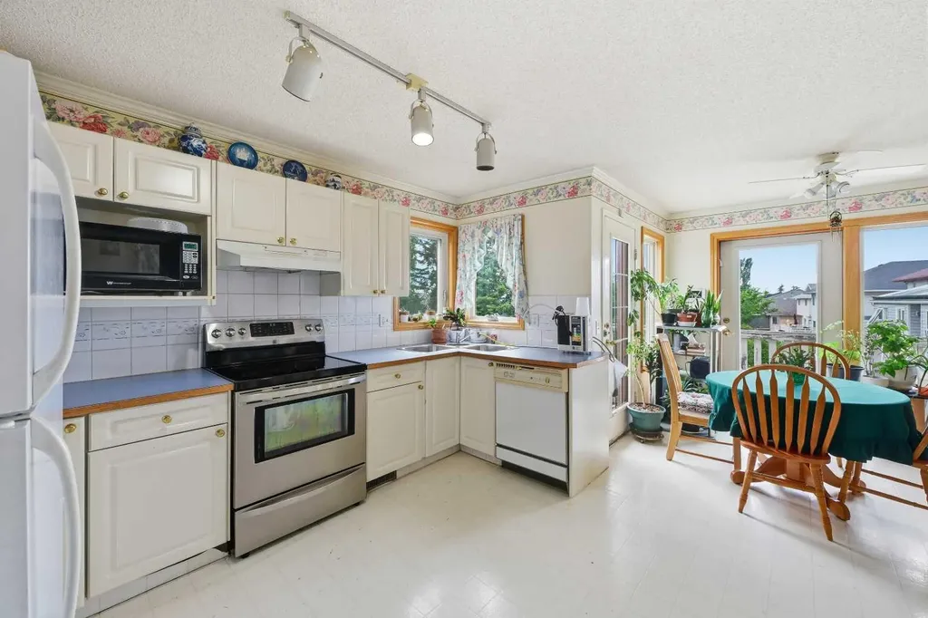 75 Arbour Ridge Way NW Calgary AB T3G 3T1