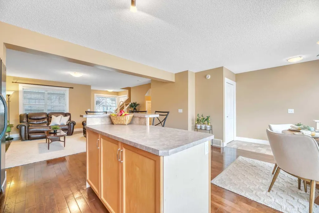 666 Evermeadow Road SW Calgary AB T2Y 4W7