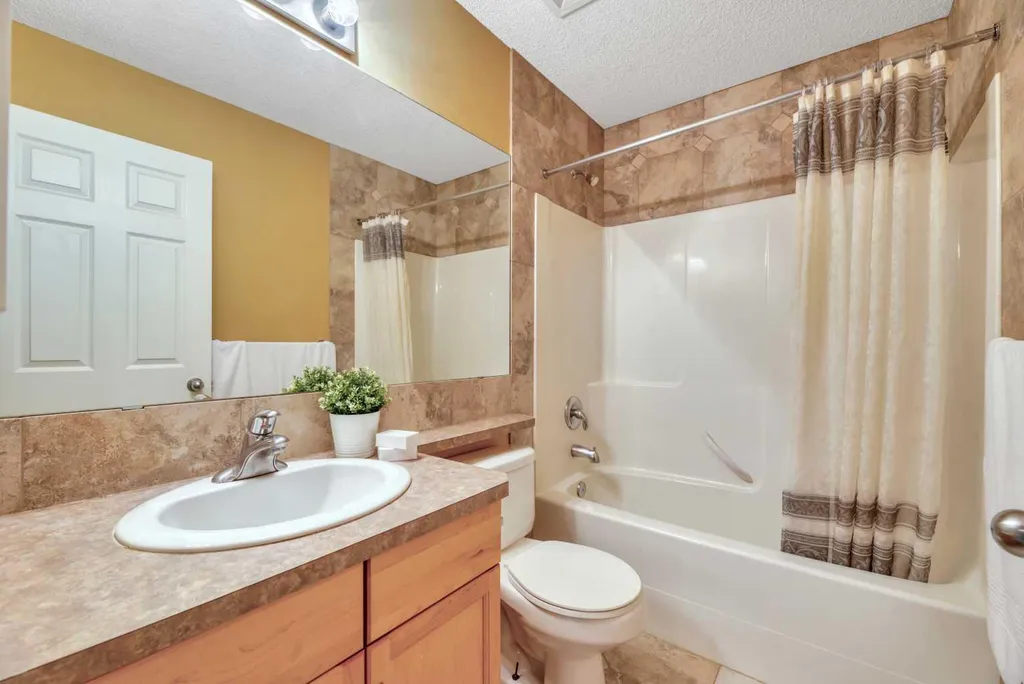 666 Evermeadow Road SW Calgary AB T2Y 4W7