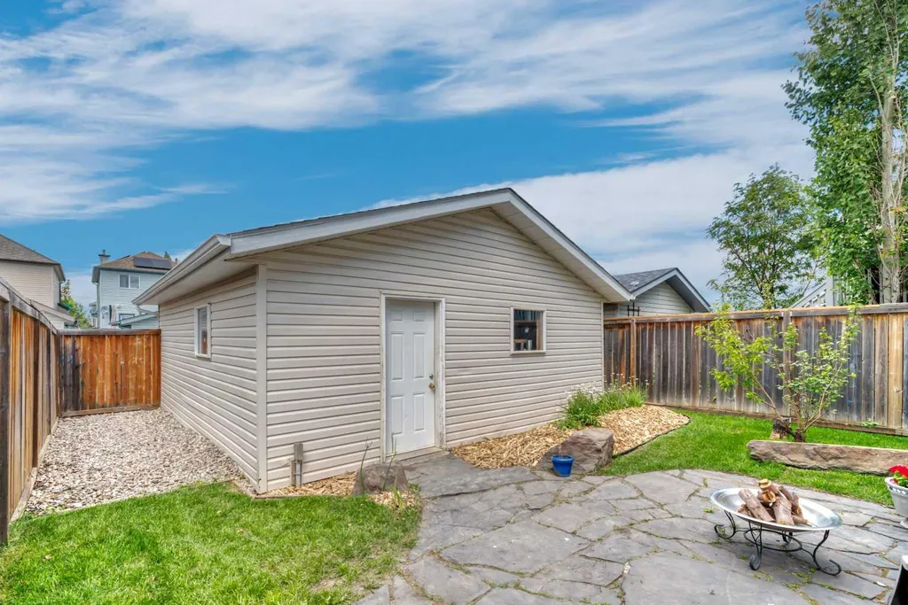 666 Evermeadow Road SW Calgary AB T2Y 4W7