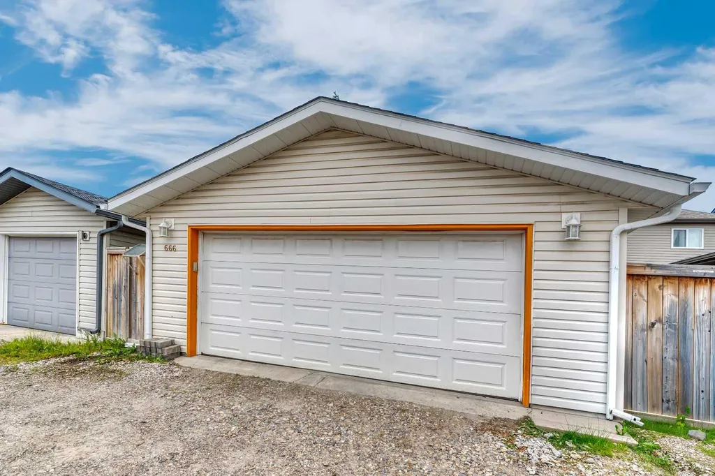 666 Evermeadow Road SW Calgary AB T2Y 4W7