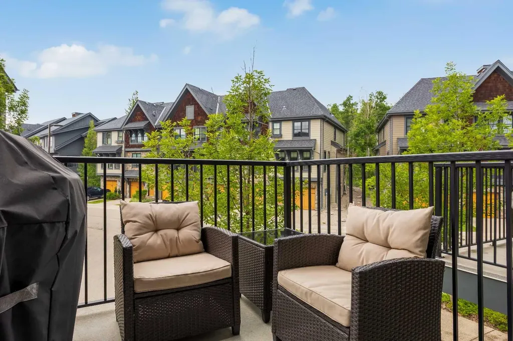 328 Ascot Circle SW Calgary AB T3H 0X2