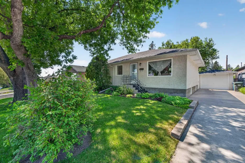 819 Thorneycroft Drive NW Calgary AB T2K 3K5