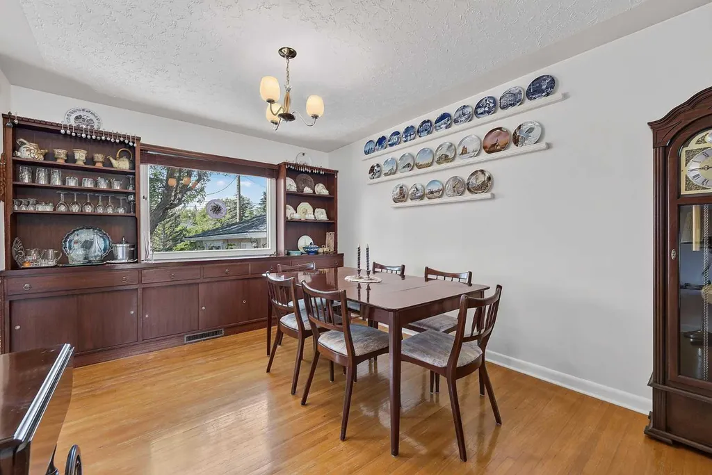 819 Thorneycroft Drive NW Calgary AB T2K 3K5