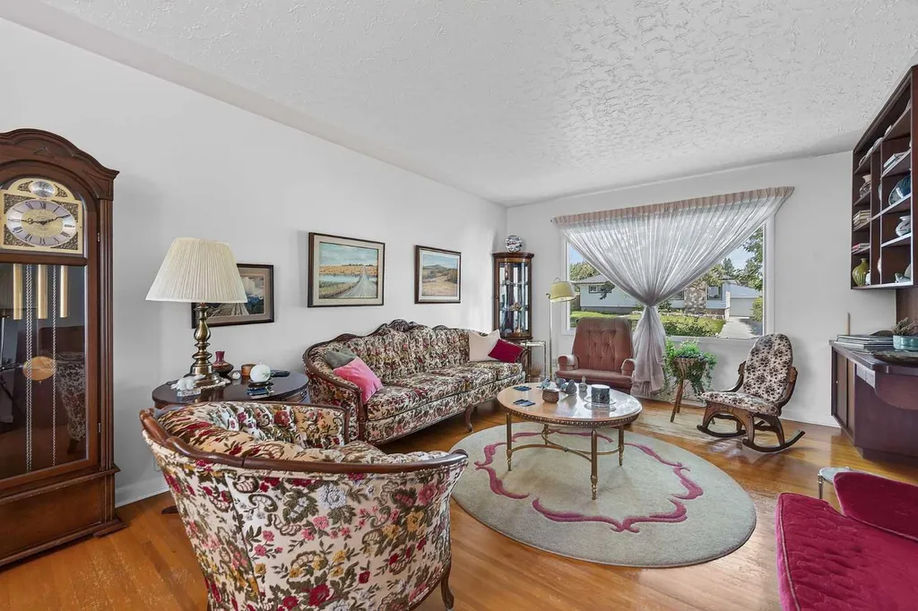819 Thorneycroft Drive NW Calgary AB T2K 3K5