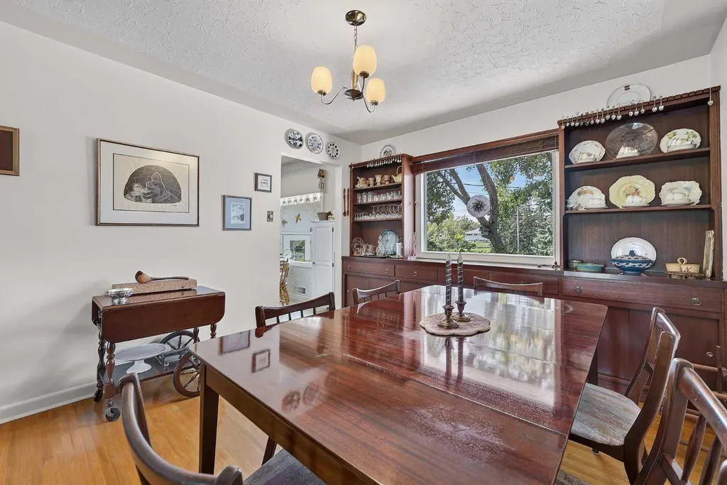 819 Thorneycroft Drive NW Calgary AB T2K 3K5