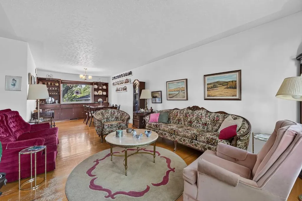 819 Thorneycroft Drive NW Calgary AB T2K 3K5
