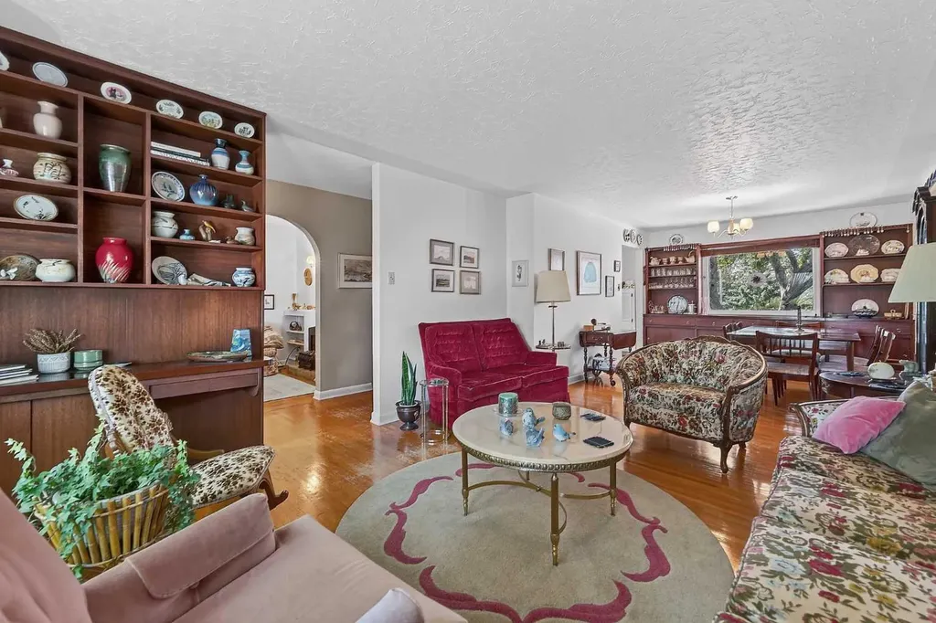 819 Thorneycroft Drive NW Calgary AB T2K 3K5