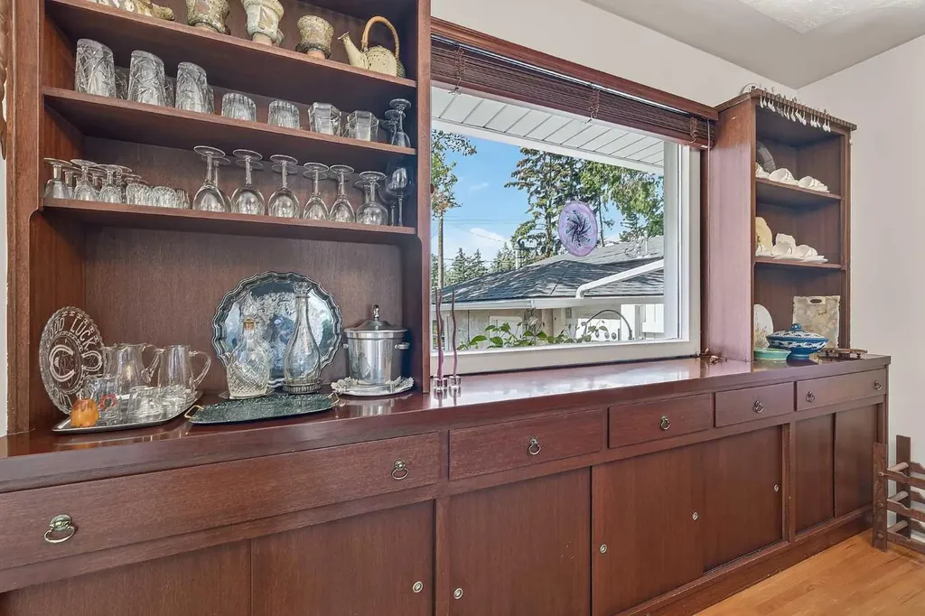 819 Thorneycroft Drive NW Calgary AB T2K 3K5