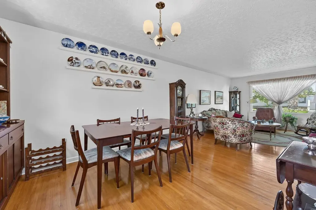 819 Thorneycroft Drive NW Calgary AB T2K 3K5