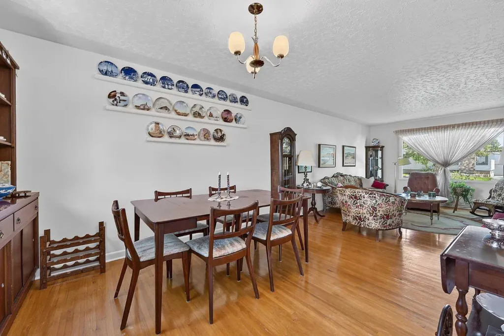 819 Thorneycroft Drive NW Calgary AB T2K 3K5