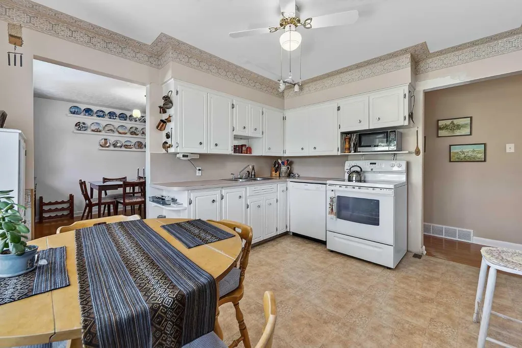 819 Thorneycroft Drive NW Calgary AB T2K 3K5