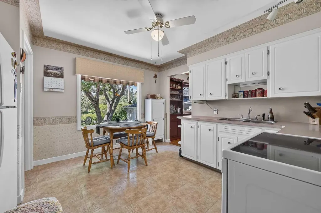 819 Thorneycroft Drive NW Calgary AB T2K 3K5