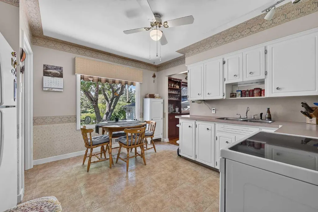 819 Thorneycroft Drive NW Calgary AB T2K 3K5