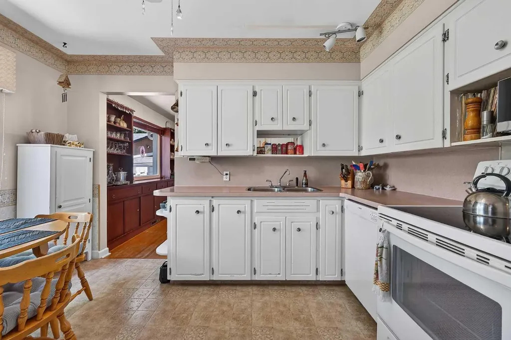 819 Thorneycroft Drive NW Calgary AB T2K 3K5