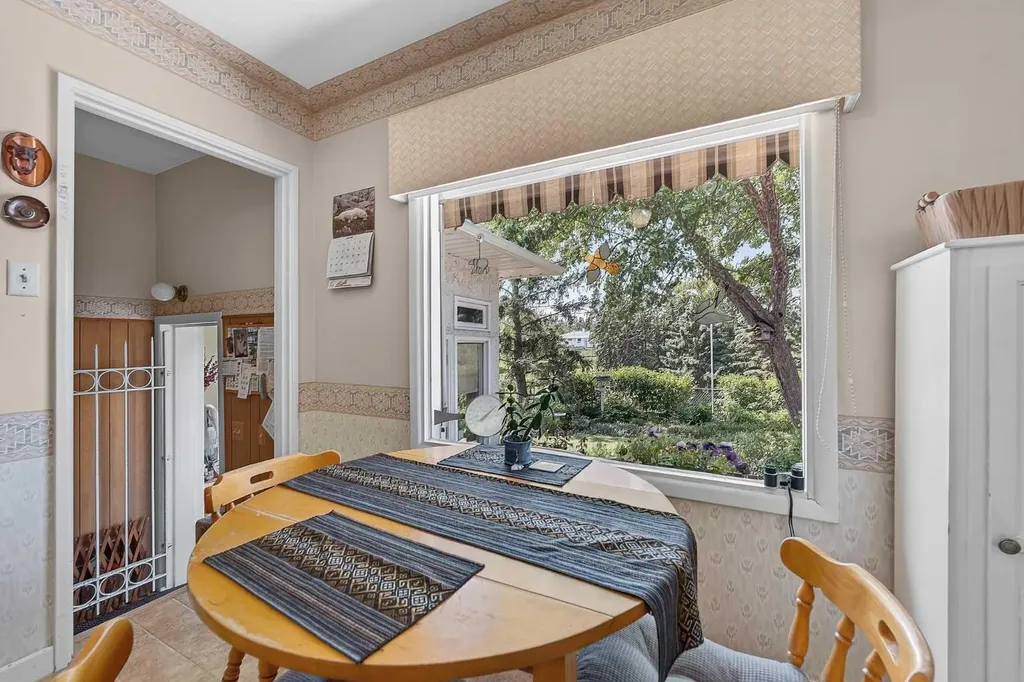 819 Thorneycroft Drive NW Calgary AB T2K 3K5