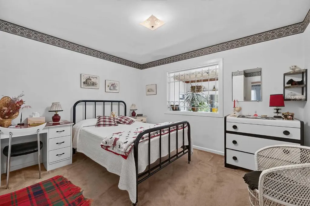 819 Thorneycroft Drive NW Calgary AB T2K 3K5