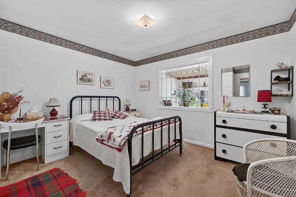 819 Thorneycroft Drive NW Calgary AB T2K 3K5