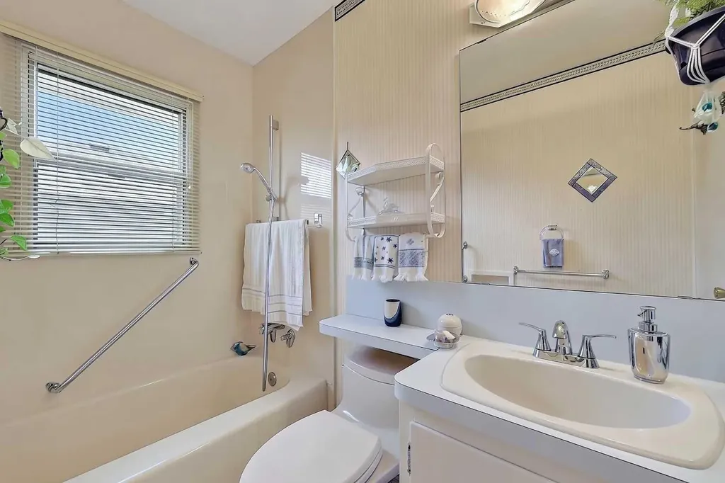 819 Thorneycroft Drive NW Calgary AB T2K 3K5