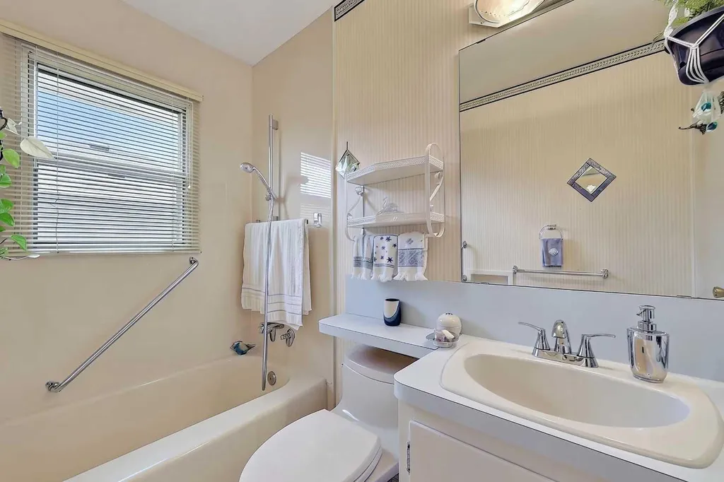 819 Thorneycroft Drive NW Calgary AB T2K 3K5
