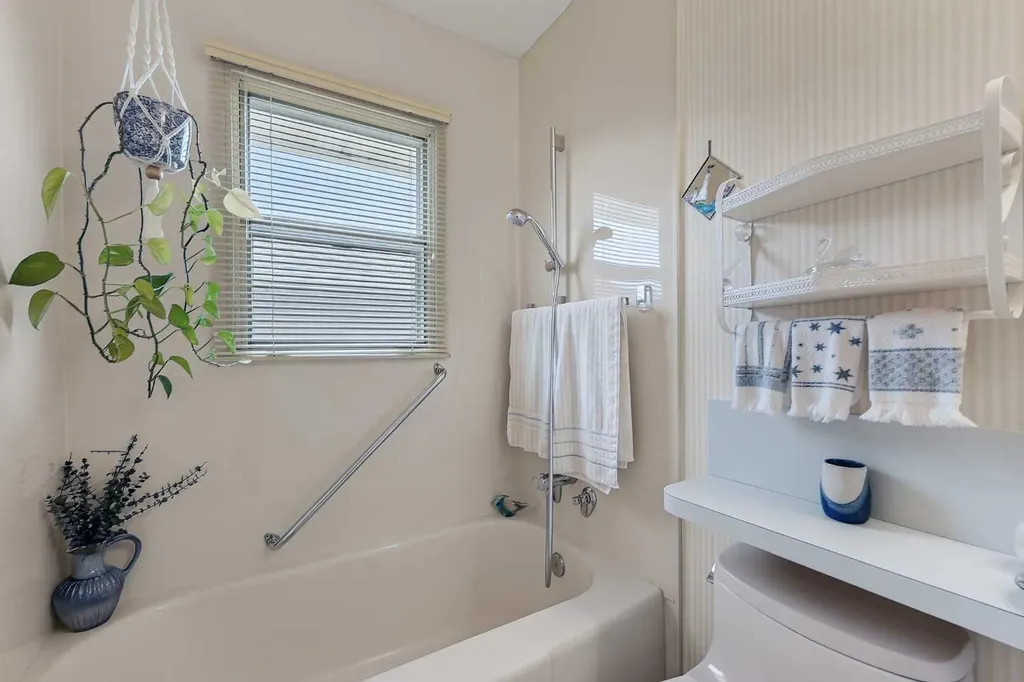 819 Thorneycroft Drive NW Calgary AB T2K 3K5