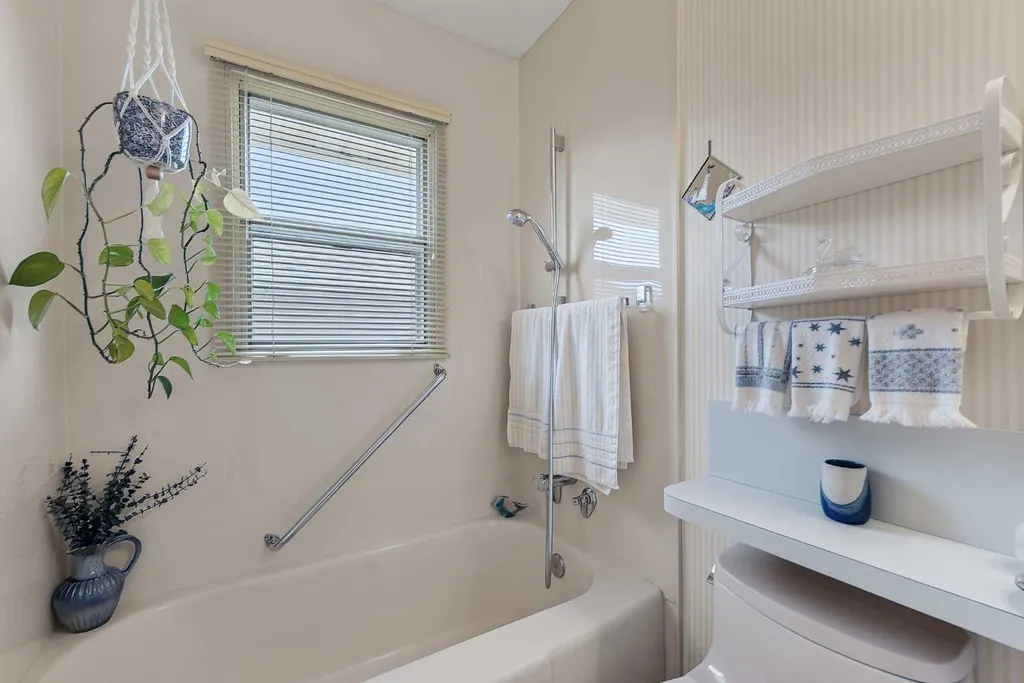 819 Thorneycroft Drive NW Calgary AB T2K 3K5