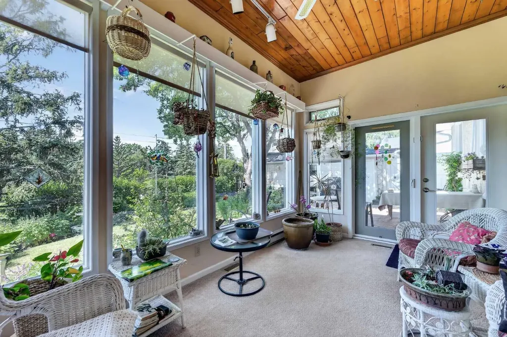 819 Thorneycroft Drive NW Calgary AB T2K 3K5