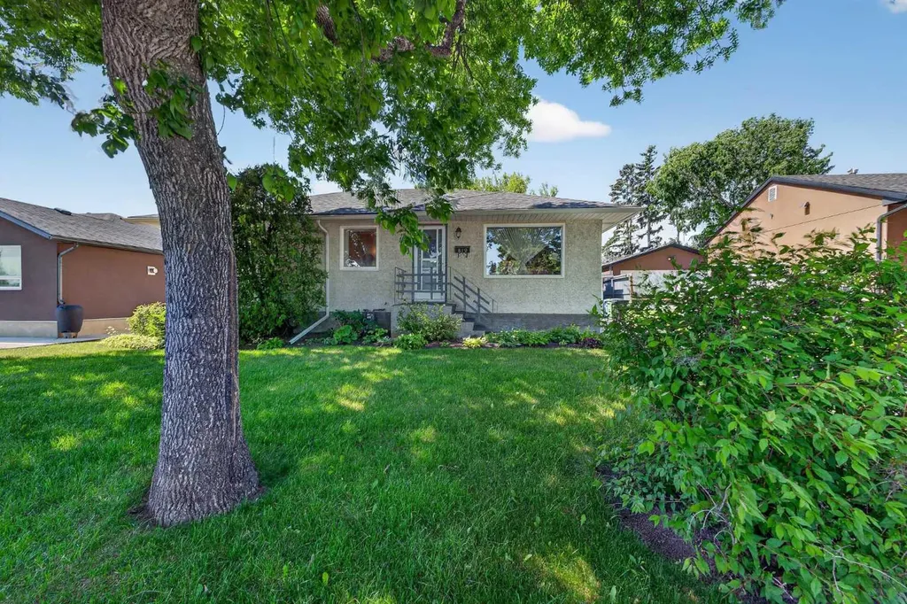 819 Thorneycroft Drive NW Calgary AB T2K 3K5