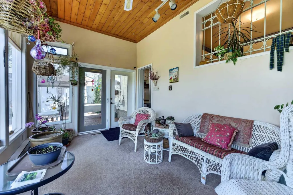 819 Thorneycroft Drive NW Calgary AB T2K 3K5