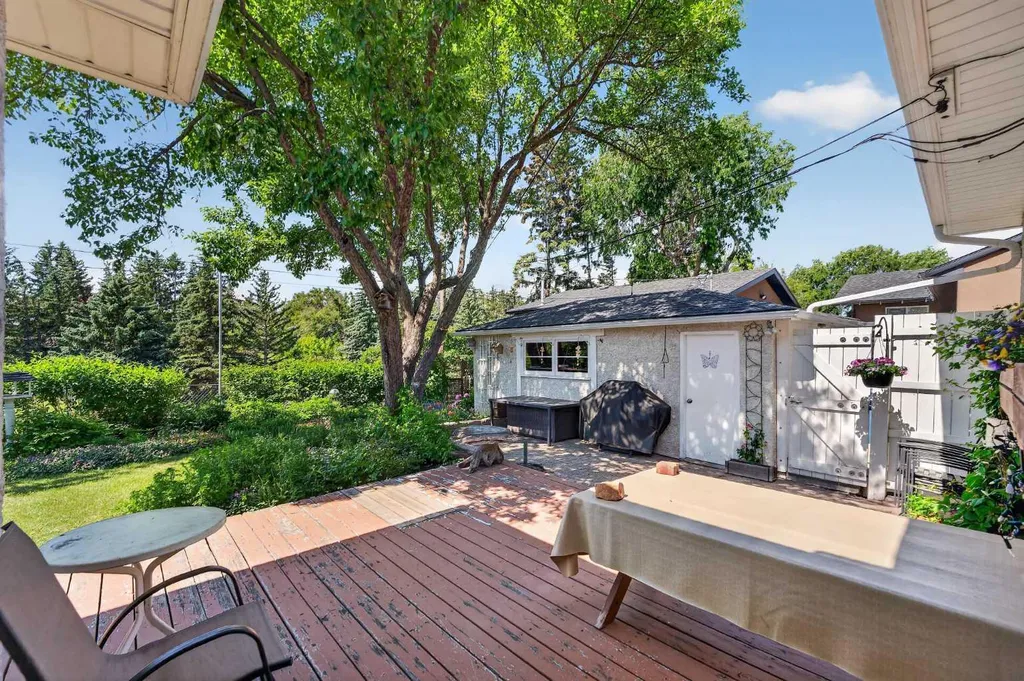 819 Thorneycroft Drive NW Calgary AB T2K 3K5