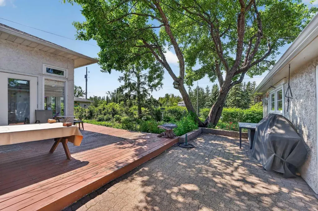 819 Thorneycroft Drive NW Calgary AB T2K 3K5