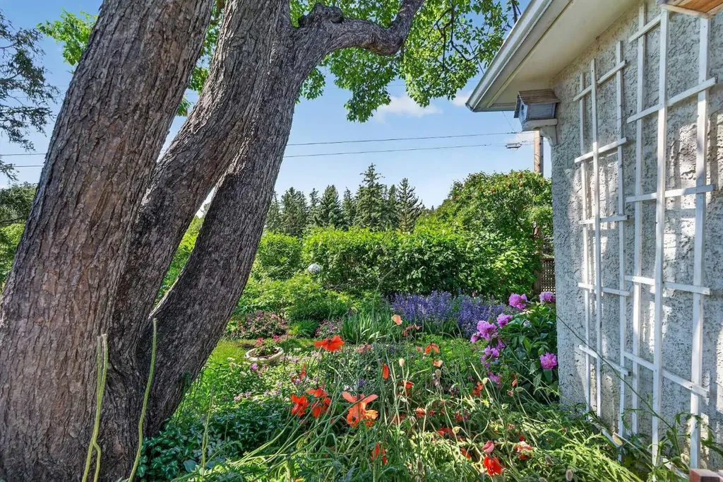 819 Thorneycroft Drive NW Calgary AB T2K 3K5