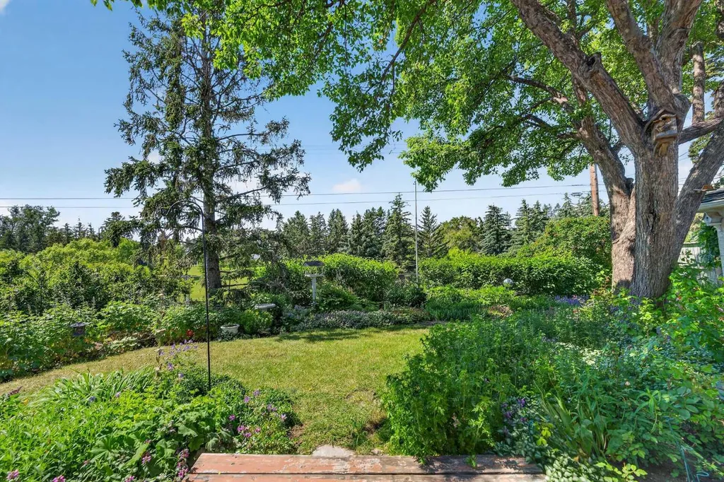 819 Thorneycroft Drive NW Calgary AB T2K 3K5