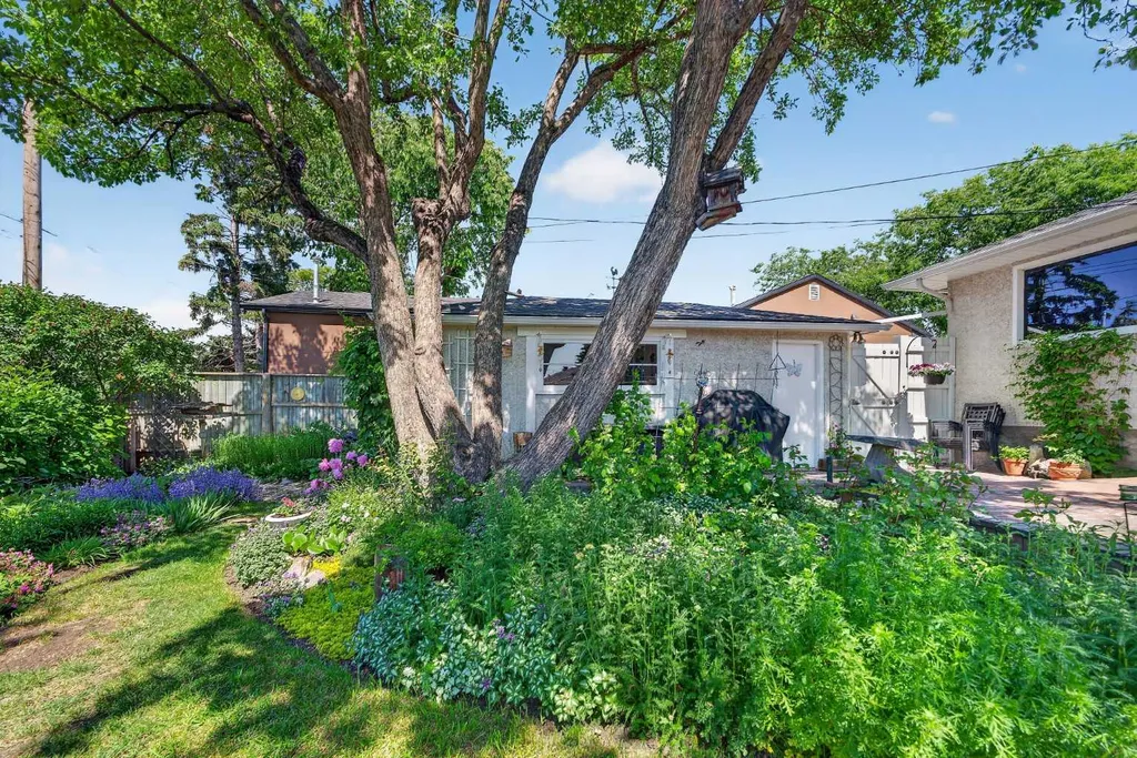 819 Thorneycroft Drive NW Calgary AB T2K 3K5