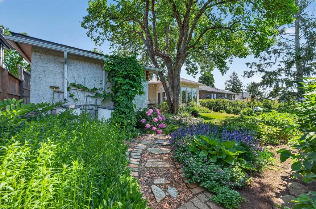 819 Thorneycroft Drive NW Calgary AB T2K 3K5
