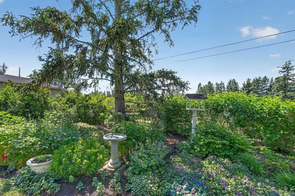 819 Thorneycroft Drive NW Calgary AB T2K 3K5