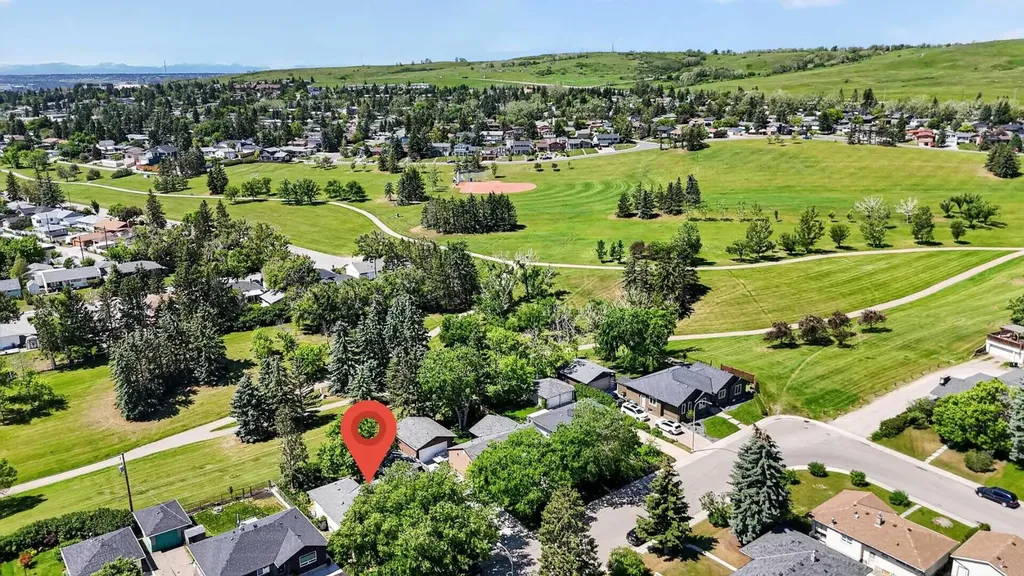 819 Thorneycroft Drive NW Calgary AB T2K 3K5